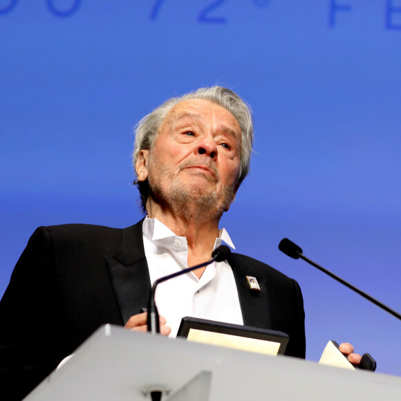 Alain Delon (avec un badge Paris Match d'une ancienne couverture du magazine titrant "Alain Delon, mes deux amours, Rosalie et Anouchka) - Remise de la Palme d'Honneur à Alain Delon lors du 72ème Festival International du Film de Cannes. © Jacovides-Moreau / Bestimage 