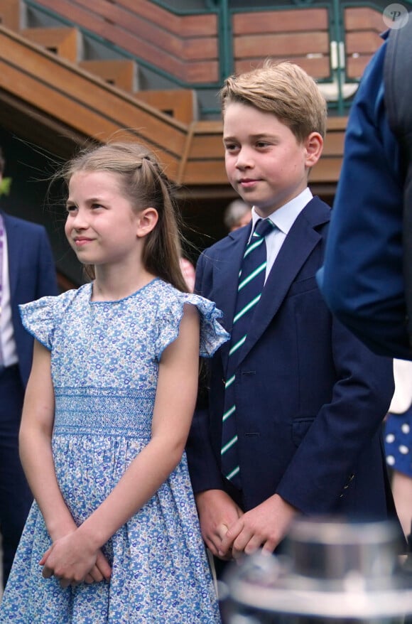 Joyeux anniversaire !
Le prince George de Galles et la princesse Charlotte de Galles arrivent pour assister à la finale homme du tournoi de Wimbledon 2023 à Londres, le 16 juillet 2023.