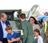 Le jeune souverain va effectivement pouvoir contourner le protocole pour échapper à une obligation plutôt contraignante.
Le prince William et Kate Middleton, princesse de Galles, avec leurs enfants le prince George de Galles, et la princesse Charlotte de Galles, lors d'une visite au Royal International Air Tattoo (RIAT) à RAF Fairford, le 14 juillet 2023.