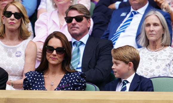 Le prince William, duc de Cambridge, et Catherine (Kate) Middleton, duchesse de Cambridge, avec le prince George de Cambridge dans les tribunes de la finale du tournoi de Wimbledon, le 10 juillet 2022.