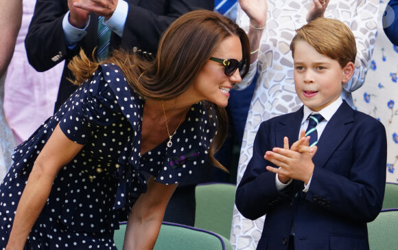Le prince William, duc de Cambridge, et Catherine (Kate) Middleton, duchesse de Cambridge, avec le prince George de Cambridge dans les tribunes de la finale du tournoi de Wimbledon.