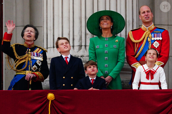 Pour son anniversaire, ses parents lui offrent une certaine liberté.
La princesse Anne, le prince George, le prince Louis, la princesse Charlotte, Kate Catherine Middleton, princesse de Galles, le prince William de Galles - La famille royale d'Angleterre sur le balcon du palais de Buckingham lors du défilé "Trooping the Colour" à Londres.