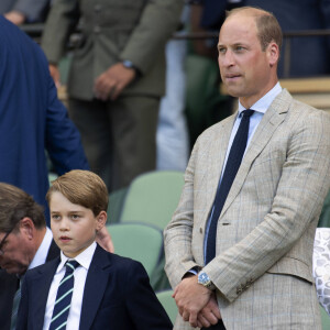 Le prince George de Cambridge, le prince William, duc de Cambridge - Catherine (Kate) Middleton remet le trophée à Novak Djokovic, vainqueur du tournoi de Wimbledon.