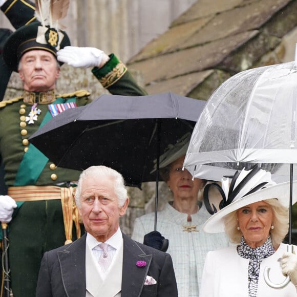 Charles III rencontre le public pendant la garden party du palais d'Holyrood, Edimbourg. 4 juillet 2023.