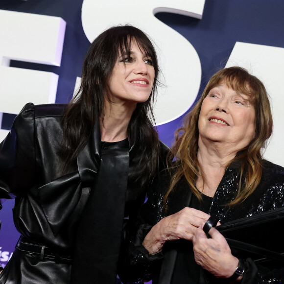 Charlotte Gainsbourg et sa mère Jane Birkin au photocall de la 48ème cérémonie des César à l’Olympia à Paris le 24 février 2023 © Dominique Jacovides / Olivier Borde / Bestimage