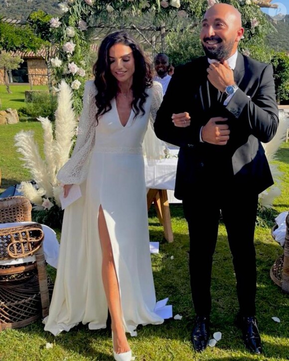 Côté tenue, elle avait opté pour des escarpins assortis à sa robe longue fendue agrémentée de dentelles.
Francesca Antioniotti et son mari Bernard Orsini sur Instagram.
