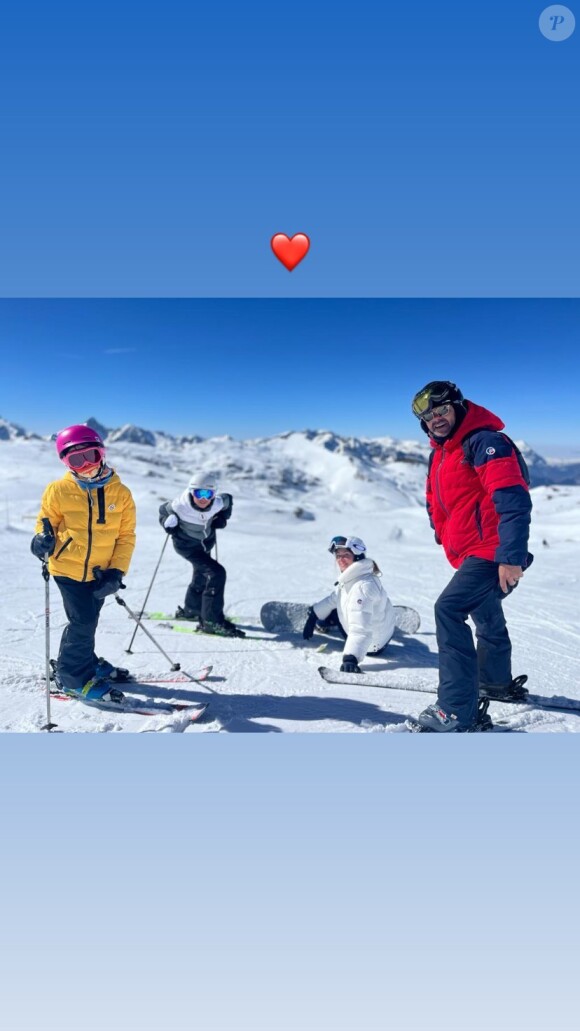 Des enfants aux prénoms variés et qui mêlent les origines de leurs parents.
Jamel Debbouze en famille au ski. Instagram. Le 5 mars 2023.