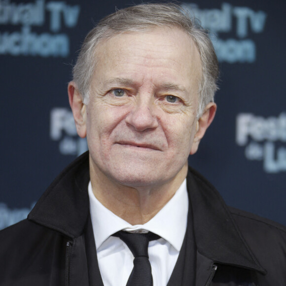 Etant l'un des acteurs phares de la série, Francis Huster a l'habitude qu'on l'alpague dans la rue.
Francis Huster de Meurtres aux îles du Frioul - Soirée d'ouverture de la 24ème édition du Festival des Créations TV au Casino de Luchon. Le 9 février 2022 © Christophe Aubert via Bestimage