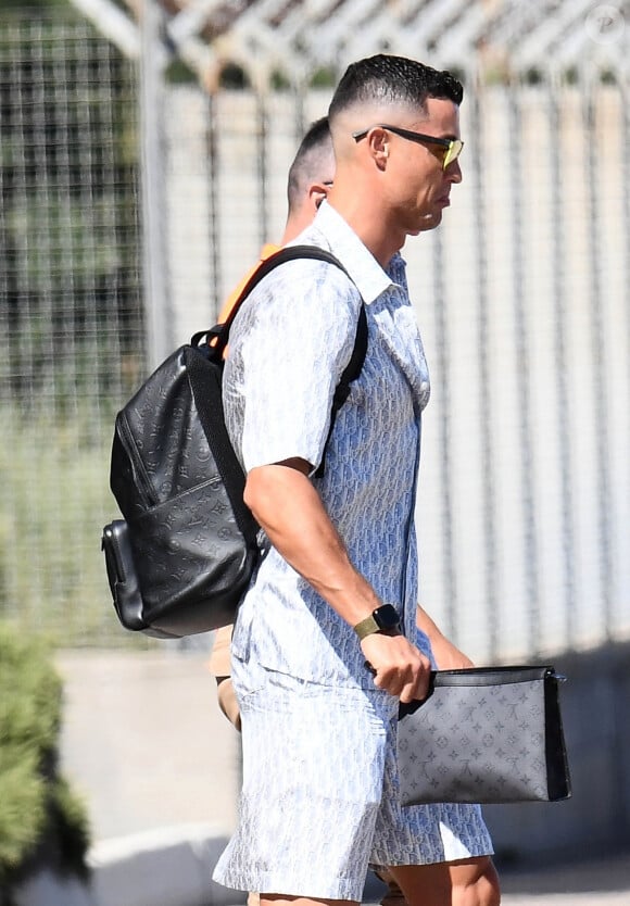 Cristiano Ronaldo, sa compagne Georgina Rodríguez et ses enfants montent à bord d'un jet privé en Sardaigne, Italie, le 4 juillet 2023.