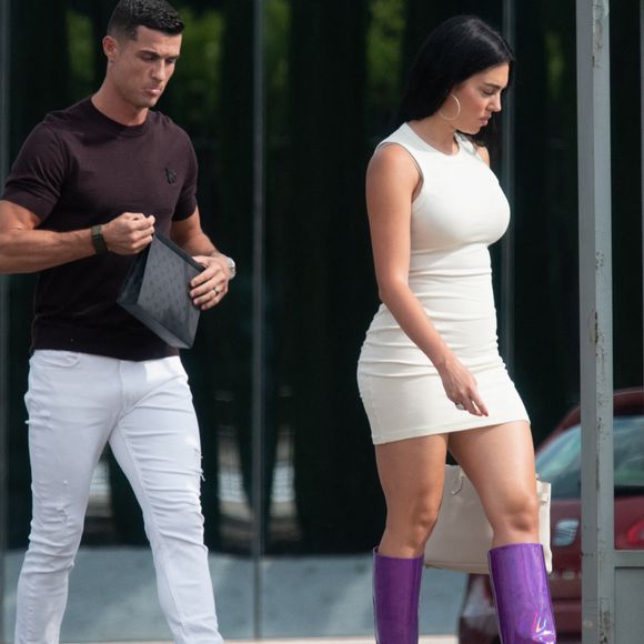 La compagne de Cristiano Ronaldo semble aussi accro au sport que lui
 
Cristiano Ronaldo et sa compagne Georgina Rodriguez se balaent dans les rues de Madrid, espagne, le 17 juin 2023.