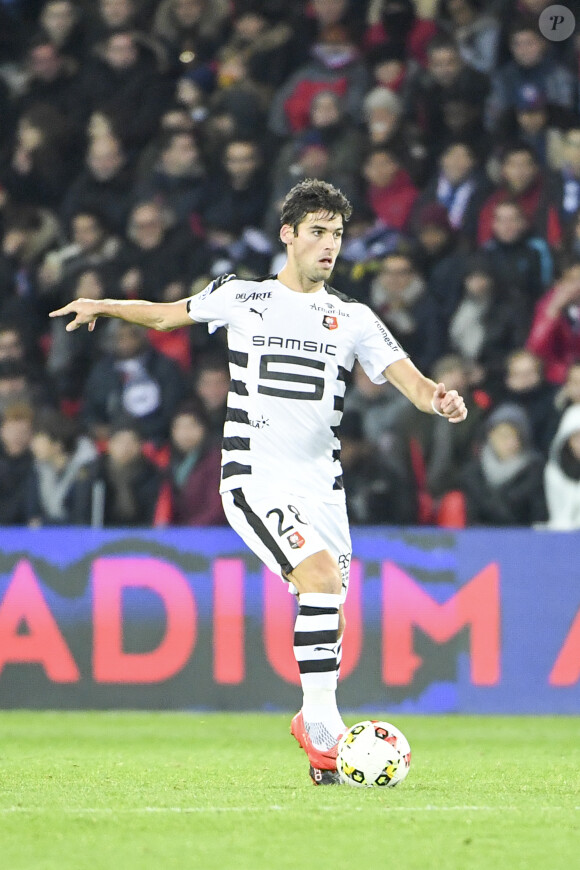 Yoann Gourcuff - Karine Ferri encourage son compagnon Yoann Gourcuff lors du match Psg-Rennes au Parc des Princes à Paris le 6 novembre 2016. © Pierre Perusseau/Bestimage