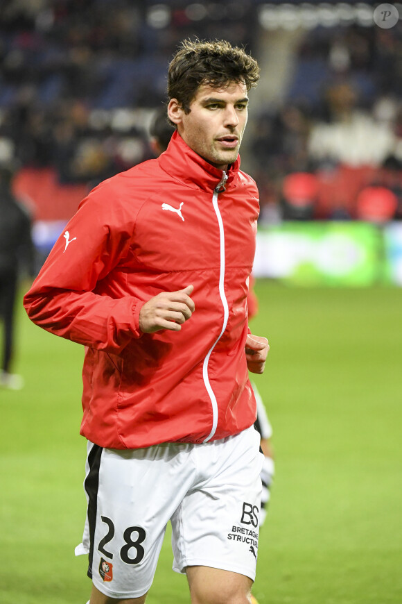 Yoann Gourcuff - Karine Ferri encourage son compagnon Yoann Gourcuff lors du match Psg-Rennes au Parc des Princes à Paris le 6 novembre 2016. © Pierre Perusseau/Bestimage