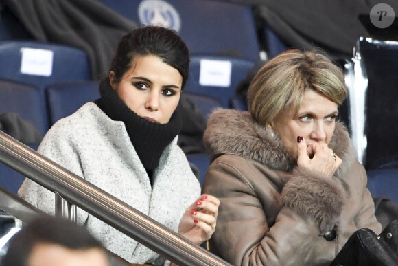 Karine Ferri et la femme de Christian Gourcuff - Karine Ferri encourage son compagnon Yoann Gourcuff lors du match Psg-Rennes au Parc des Princes à Paris le 6 novembre 2016. © Pierre Perusseau/Bestimage