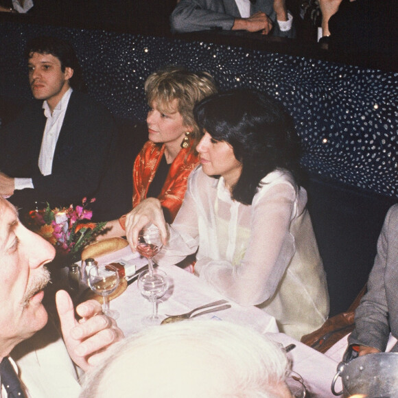 Après la mort tragique du chanteur en 1986, la jeune femme a dû refaire sa vie.
Archives - Corinne, compagne de Daniel Balavoine, et France Gall, à l'Alcazar à Paris.