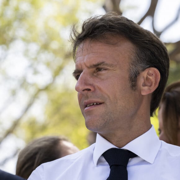 Le président de la République française Emmanuel Macron et Pap Ndiaye, ministre de l'Éducation nationale et de la Jeunesse lors de la visite de l'école primaire Saint-André La Castellane dans le quartier Nord de Marseille, France, le 27 juin 2023, en cours de rénovation grâce au plan "Marseille en grand". © Eliot Blondet/Pool/Bestimage