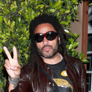 Et ils avaient découvert son palais parisien
Exclusif - Lenny Kravitz est allé dîner avec son guitariste Craig Ross au restaurant Giorgio Baldi à Santa Monica le 15 avril 2023. 