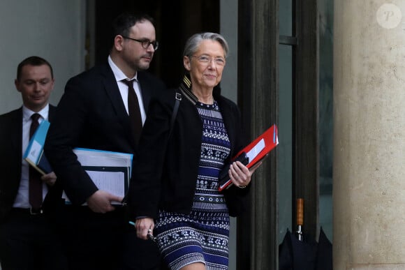 Olivier Dussopt, ministre du travail, la première ministre Elisabeth Borne et Aurélien Rousseau, directeur de cabinet de la Première ministre, - Déjeuner de travail et réunion de crise à la veille d'une autre grande journée de grèves et de manifestations contre la réforme controversée des retraites du gouvernement, des membres du Gouvernement et des chefs de la majoritéau palais de l'Elysée, à Paris, France, le 27 mars 2023 © Stéphane Lemouton/Bestimage  Crisis meeting on the eve of another major day of strikes and protests against the government's controversial pension reform, at the Elysee Palace in Paris, France, on March 27, 2023.