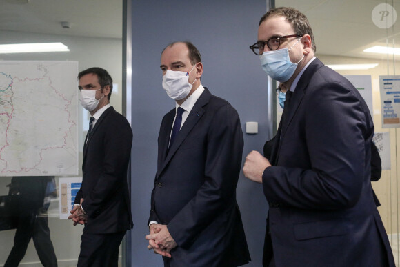 Le Premier ministre Jean castex accompagné du ministre de la santé, Olivier Véran et Aurélien Rousseau, Directeur général de l'Agence régionale de santé Île-de-France, se rend au nouveau siège de l'ARS, (Agence régionale de santé) Ile-de-France, pleinement mobilisée dans la lutte contre la Covid-19 depuis plus d'un an. Un système d'alerte renforcé pour identifier les cas d'infection aux variants et interrompre les chaines de transmission a été mis en place depuis le 23 décembre, en complément du dispositif de surveillance et d'intervention autour des cas habituels, à Saint Denis, banlieue Paris, le 25 janvier 2021. © Stéphane Lemouton / Bestimage 