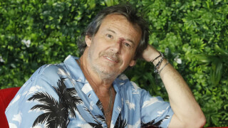 PHOTO Jean-Luc Reichmann dévoile un surprenant avant/après de ses débuts à la télévision et il a bien changé !