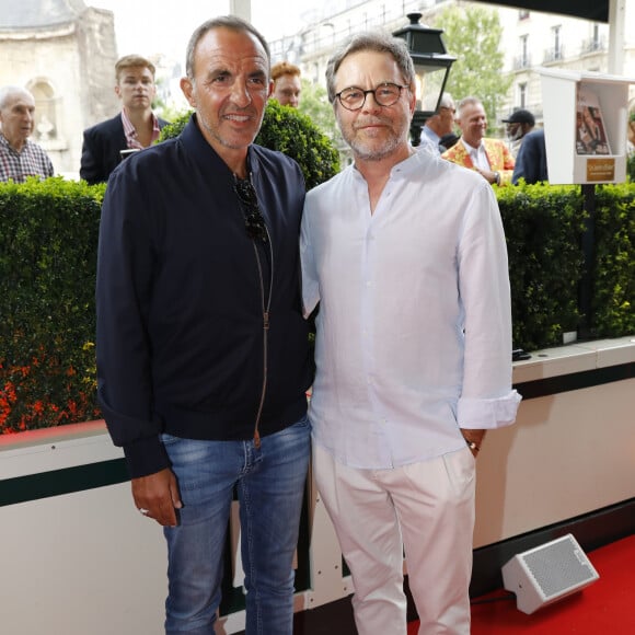 Nikos Aliagas, Guillaume de Tonquédec - Soirée "L'Art de Vivre Paris" au Deux Magots à Paris le 26 juin 2023. © Marc Ausset-Lacroix/Bestimage