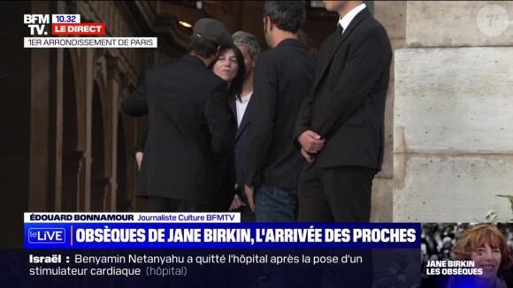 Charlotte Gainsbourg très affectée, soutenue par son clan, son compagnon Yvan Attal, son fils Ben Attal, et ses filles Alice et Jo Attal, lors des obsèques de Jane Birkin, à l'église Saint-Roch le 24 juillet 2023