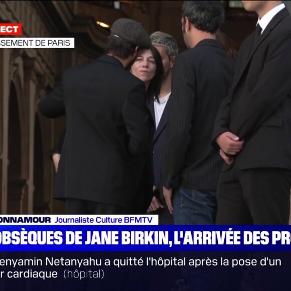 Charlotte Gainsbourg très affectée, soutenue par son clan, son compagnon Yvan Attal, son fils Ben Attal, et ses filles Alice et Jo Attal, lors des obsèques de Jane Birkin, à l'église Saint-Roch le 24 juillet 2023