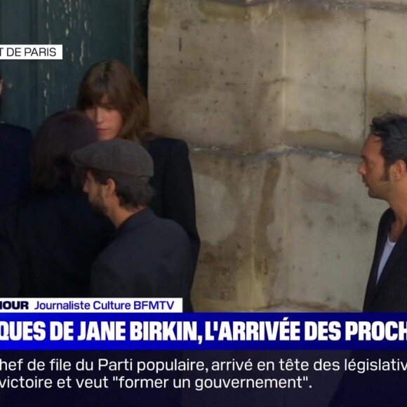 Charlotte Gainsbourg très affectée, soutenue par son clan, son compagnon Yvan Attal, son fils Ben Attal, et ses filles Alice et Jo Attal, lors des obsèques de Jane Birkin, à l'église Saint-Roch le 24 juillet 2023