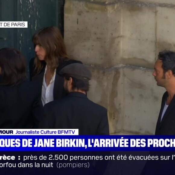 Charlotte Gainsbourg très affectée, soutenue par son clan, son compagnon Yvan Attal, son fils Ben Attal, et ses filles Alice et Jo Attal, lors des obsèques de Jane Birkin, à l'église Saint-Roch le 24 juillet 2023