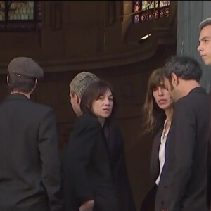 Charlotte Gainsbourg très affectée, soutenue par son clan, son compagnon Yvan Attal, son fils Ben Attal, et ses filles Alice et Jo Attal, lors des obsèques de Jane Birkin, à l'église Saint-Roch le 24 juillet 2023