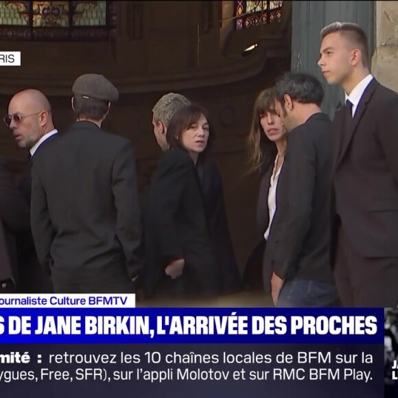 Charlotte Gainsbourg très affectée, soutenue par son clan, son compagnon Yvan Attal, son fils Ben Attal, et ses filles Alice et Jo Attal, lors des obsèques de Jane Birkin, à l'église Saint-Roch le 24 juillet 2023