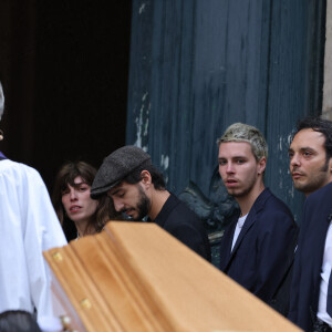 Lou Doillon, Ben Attal, Marlowe (fils de Lou Doillon), Roman de Kermadec (fils de Kate Barry) - Arrivées des célébrités aux obsèques de Jane Birkin en l'église Saint-Roch à Paris. Le 24 juillet 2023 © Jacovides-KD Niko / Bestimage