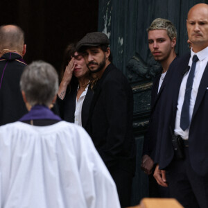 Lou Doillon, Ben Attal, Marlowe (fils de Lou Doillon), Roman de Kermadec (fils de Kate Barry) - Arrivées des célébrités aux obsèques de Jane Birkin en l'église Saint-Roch à Paris. Le 24 juillet 2023 © Jacovides-KD Niko / Bestimage