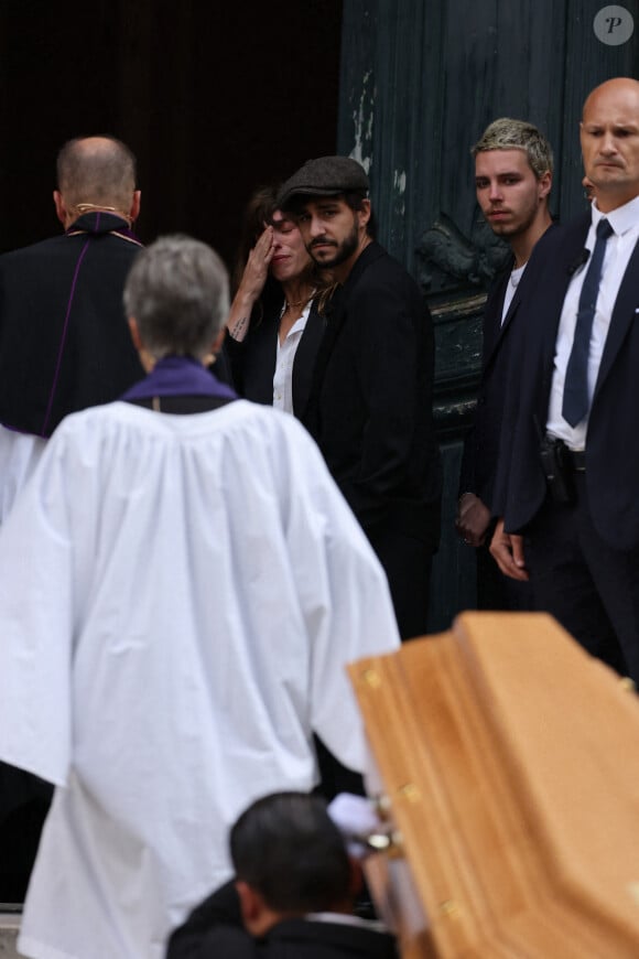 Lou Doillon, Ben Attal, Marlowe (fils de Lou Doillon), Roman de Kermadec (fils de Kate Barry) - Arrivées des célébrités aux obsèques de Jane Birkin en l'église Saint-Roch à Paris. Le 24 juillet 2023 © Jacovides-KD Niko / Bestimage