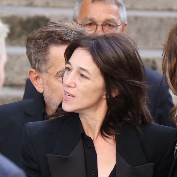 Charlotte Gainsbourg - Arrivées des célébrités aux obsèques de Jane Birkin en l'église Saint-Roch à Paris. Le 24 juillet 2023 © Jacovides-KD Niko / Bestimage