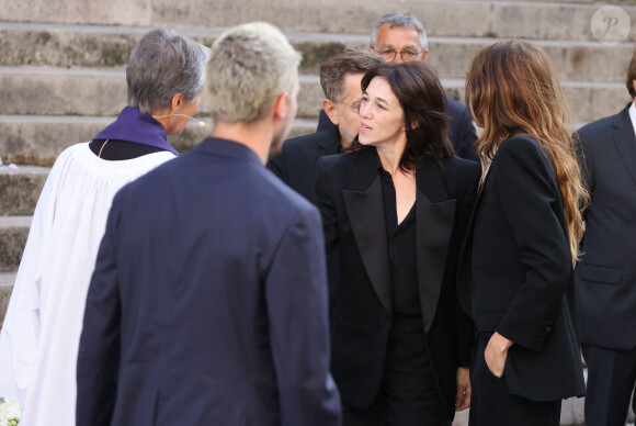 Charlotte Gainsbourg, Lou Doillon - Arrivées des célébrités aux obsèques de Jane Birkin en l'église Saint-Roch à Paris. Le 24 juillet 2023 © Jacovides-KD Niko / Bestimage