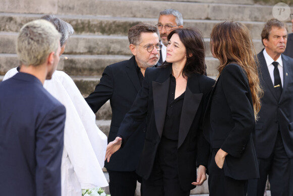 Olivier Gluzman, Charlotte Gainsbourg, Lou Doillon - Arrivées des célébrités aux obsèques de Jane Birkin en l'église Saint-Roch à Paris. Le 24 juillet 2023 © Jacovides-KD Niko / Bestimage  Funerals of the french singer Jane Birkin at Saint-Roch's church in Paris. On July 24th 2023