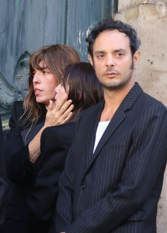 Charlotte Gainsbourg, Lou Doillon, Roman de Kermadec (fils de Kate Barry) - Arrivées des célébrités aux obsèques de Jane Birkin en l'église Saint-Roch à Paris. Le 24 juillet 2023 © Jacovides-KD Niko / Bestimage