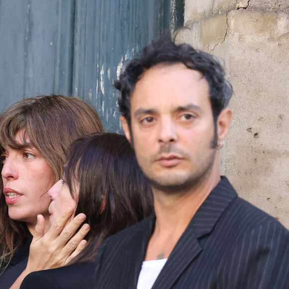 Charlotte Gainsbourg, Lou Doillon, Roman de Kermadec (fils de Kate Barry) - Arrivées des célébrités aux obsèques de Jane Birkin en l'église Saint-Roch à Paris. Le 24 juillet 2023 © Jacovides-KD Niko / Bestimage