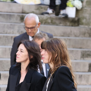 Olivier Gluzman, Charlotte Gainsbourg, Lou Doillon - Arrivées des célébrités aux obsèques de Jane Birkin en l'église Saint-Roch à Paris. Le 24 juillet 2023 © Jacovides-KD Niko / Bestimage