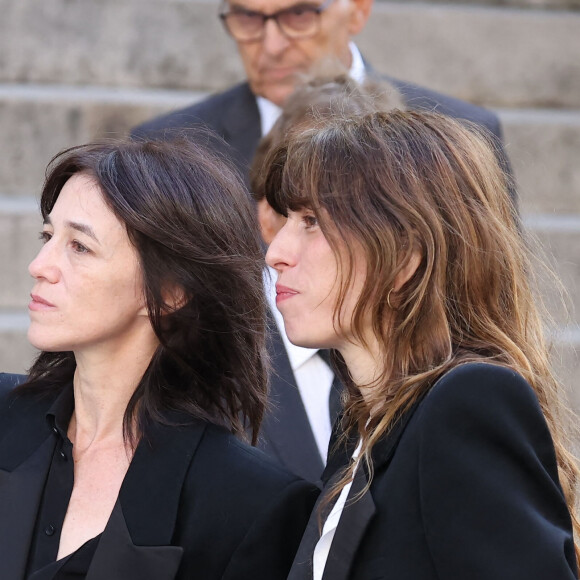 Charlotte Gainsbourg, Lou Doillon - Arrivées des célébrités aux obsèques de Jane Birkin en l'église Saint-Roch à Paris. Le 24 juillet 2023 © Jacovides-KD Niko / Bestimage