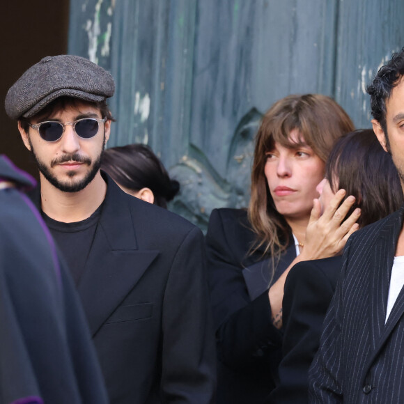 Ben Attal, Charlotte Gainsbourg, Lou Doillon, Roman de Kermadec (fils de Kate Barry) - Arrivées des célébrités aux obsèques de Jane Birkin en l'église Saint-Roch à Paris.  © Jacovides-KD Niko / Bestimage