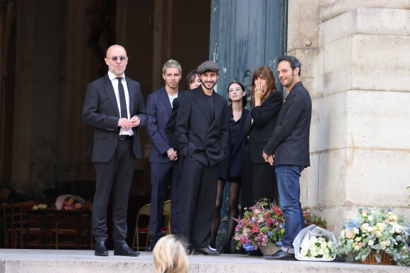 Marlowe (fils de Lou Doillon), Ben Attal, Charlotte Gainsbourg, Alice Attal, Lou Doillon, Roman de Kermadec (fils de Kate Barry) - Arrivées des célébrités aux obsèques de Jane Birkin en l'église Saint-Roch à Paris. Le 24 juillet 2023 © Jacovides-KD Niko / Bestimage