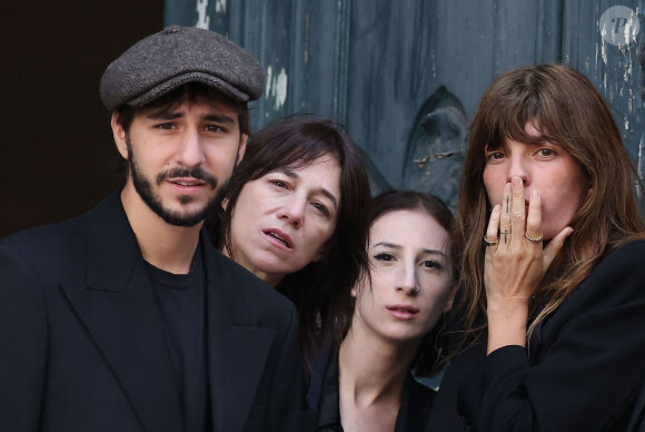 Ben Attal, Charlotte Gainsbourg, Alice Attal, Lou Doillon - Arrivées des célébrités aux obsèques de Jane Birkin en l'église Saint-Roch à Paris. Le 24 juillet 2023 © Jacovides-KD Niko / Bestimage