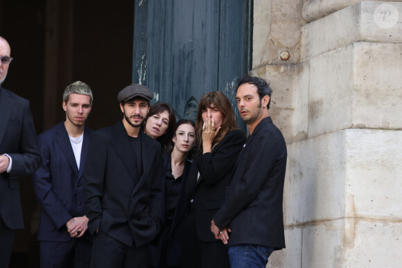 Marlowe (fils de Lou Doillon), Ben Attal, Charlotte Gainsbourg, Alice Attal, Lou Doillon, Roman de Kermadec (fils de Kate Barry) - Arrivées des célébrités aux obsèques de Jane Birkin en l'église Saint-Roch à Paris. Le 24 juillet 2023 © Jacovides-KD Niko / Bestimage