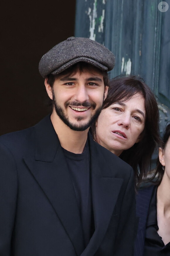 Ben Attal, Charlotte Gainsbourg - Arrivées des célébrités aux obsèques de Jane Birkin en l'église Saint-Roch à Paris. Le 24 juillet 2023 © Jacovides-KD Niko / Bestimage