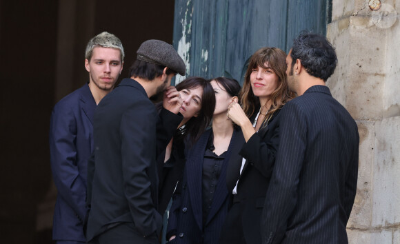 Marlowe (fils de Lou Doillon), Ben Attal, Charlotte Gainsbourg, Alice Attal, Lou Doillon, Roman de Kermadec (fils de Kate Barry) - Arrivées des célébrités aux obsèques de Jane Birkin en l'église Saint-Roch à Paris. Le 24 juillet 2023 © Jacovides-KD Niko / Bestimage