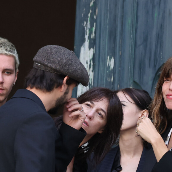 Marlowe (fils de Lou Doillon), Ben Attal, Charlotte Gainsbourg, Alice Attal, Lou Doillon, Roman de Kermadec (fils de Kate Barry) - Arrivées des célébrités aux obsèques de Jane Birkin en l'église Saint-Roch à Paris. Le 24 juillet 2023 © Jacovides-KD Niko / Bestimage