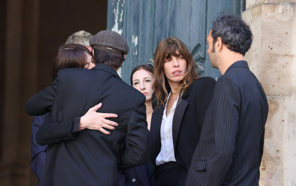 Charlotte Gainsbourg, Ben Attal, Alice Attal, Lou Doillon, Roman de Kermadec (fils de Kate Barry) - Arrivées des célébrités aux obsèques de Jane Birkin en l'église Saint-Roch à Paris. Le 24 juillet 2023 © Jacovides-KD Niko / Bestimage