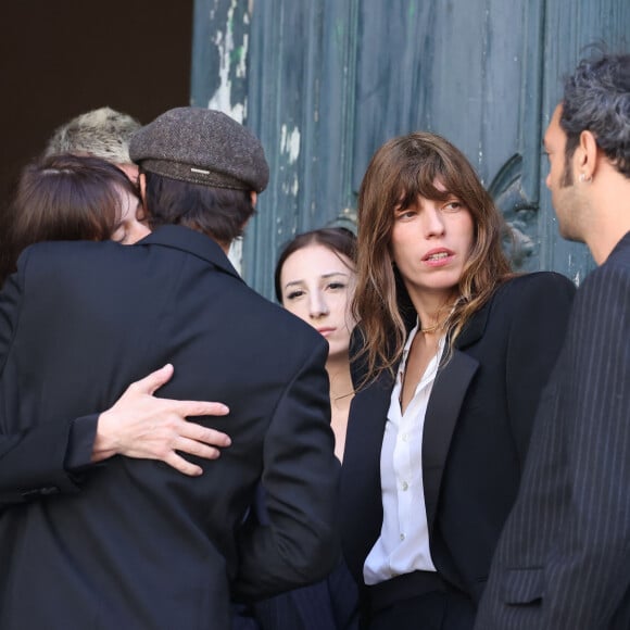 Charlotte Gainsbourg, Ben Attal, Alice Attal, Lou Doillon, Roman de Kermadec (fils de Kate Barry) - Arrivées des célébrités aux obsèques de Jane Birkin en l'église Saint-Roch à Paris. Le 24 juillet 2023 © Jacovides-KD Niko / Bestimage