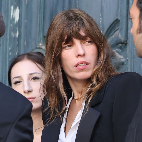 Alice Attal, Lou Doillon - Arrivées des célébrités aux obsèques de Jane Birkin en l'église Saint-Roch à Paris. Le 24 juillet 2023 © Jacovides-KD Niko / Bestimage